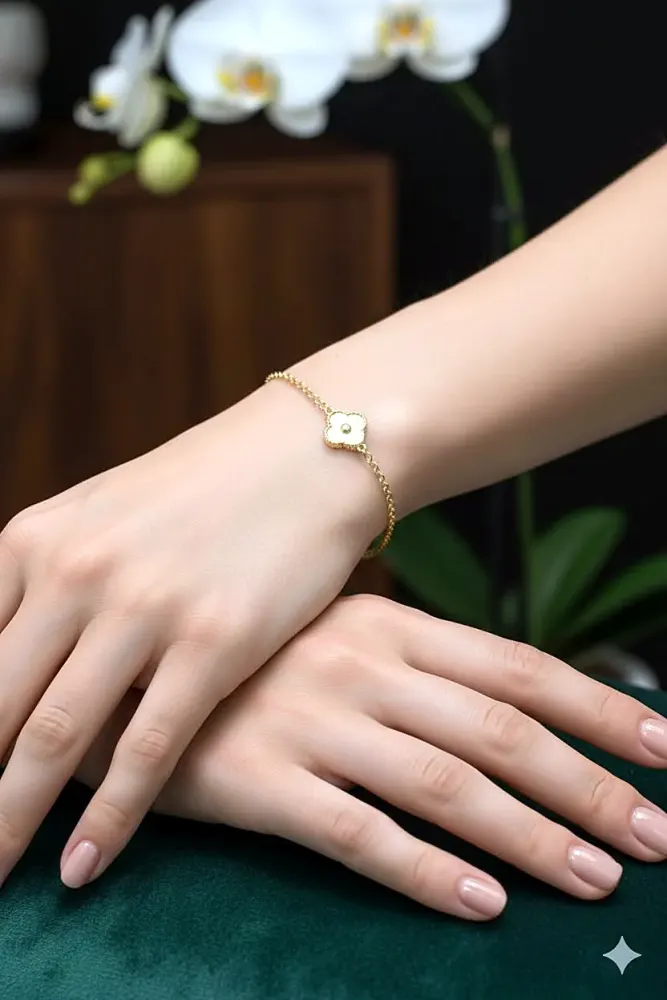 Brățară din aur 14K purtată la mână, Sara Fine Jewelry
