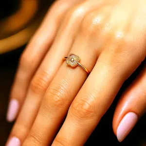 Inel din aur 14K cu zirconiu purtat pe deget